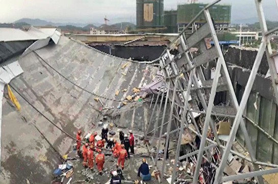В Китае три человека погибли в результате обвала на стройке в метро
