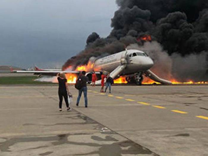 Найдены два "черных ящика" сгоревшего в Шереметьево самолета
