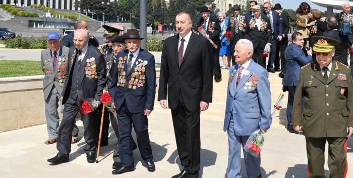 Ильхам Алиев и Мехрибан Алиева на церемонии по случаю годовщины Победы над фашизмом - ФОТО
