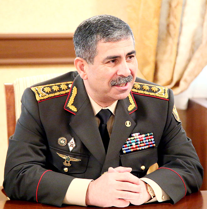 Министр обороны Азербайджана приглашен на военный парад в Москве