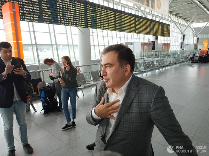 Саакашвили вслед за Зеленским пробежал через фонтан

