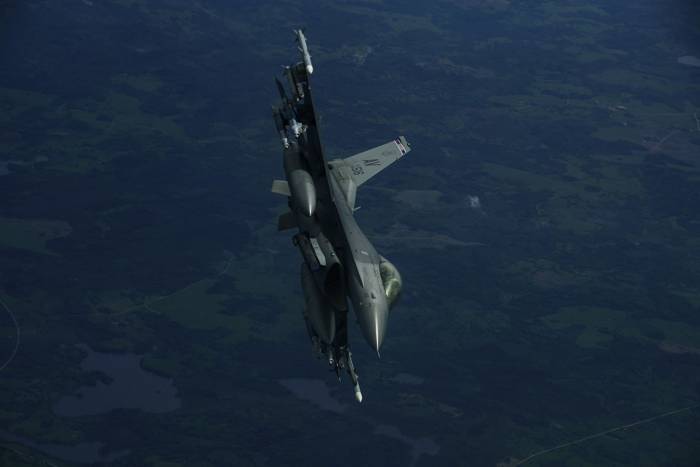 В Калифорнии разбился истребитель F-16
