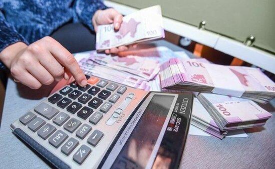 Среднемесячная зарплата госслужащих Азербайджана возросла
