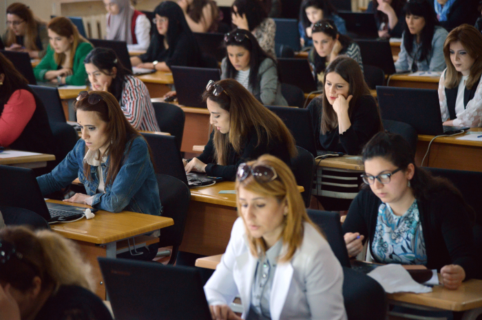 Начался тестовый экзамен по замещению вакантных должностей в школы Баку