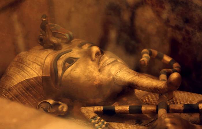 Ученые доказали внеземное происхождение амулета Тутанхамона

