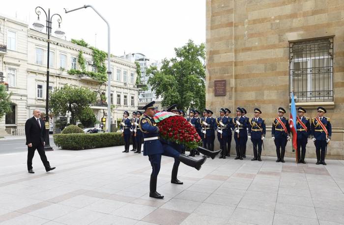 Ильхам Алиев посетил памятник, установленный в честь АДР - ФОТО
