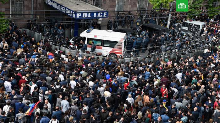 В Ереване сторонники Пашиняна начали блокировку зданий судов

