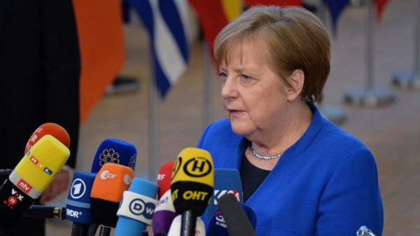Меркель призвала бороться с популистскими движениями в Европе