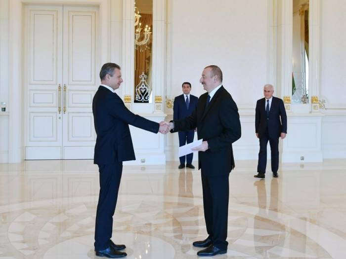 Ильхам Алиев принял верительные грамоты нового посла Украины - ФОТО