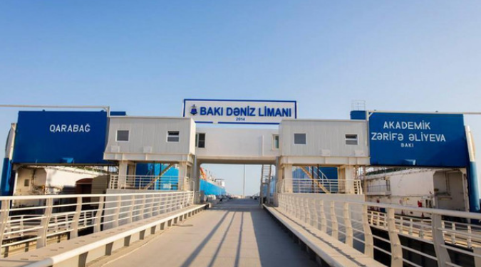 Основной грузовой терминал в порту Баку прекратил работу
