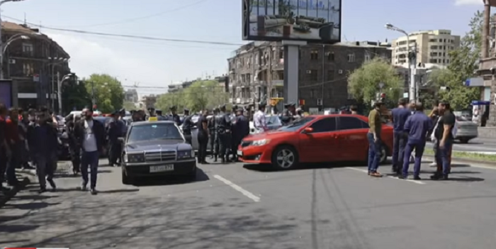 В Ереване таксисты перекрыли дорогу - ВИДЕО
