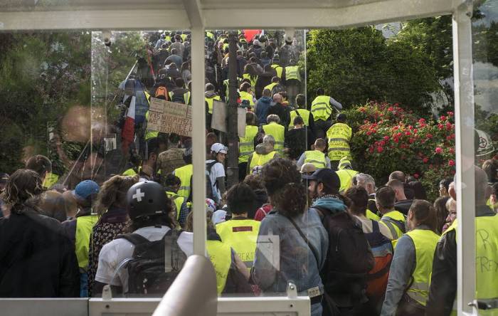 "Желтые жилеты" провели очередные акции протеста во Франции
