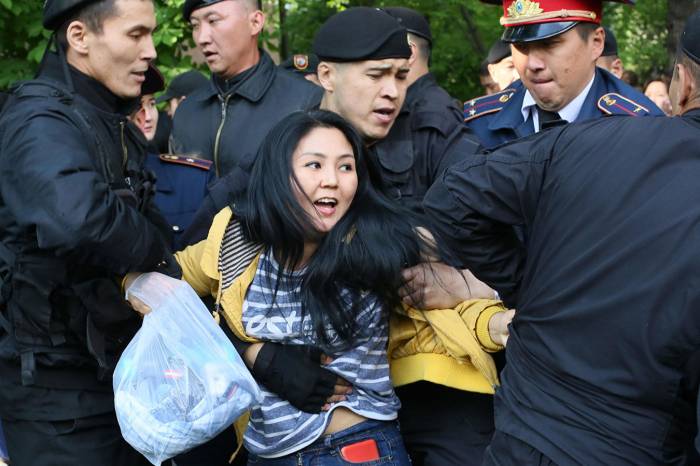 В Казахстане более 300 полицейских пострадали в ходе митингов
