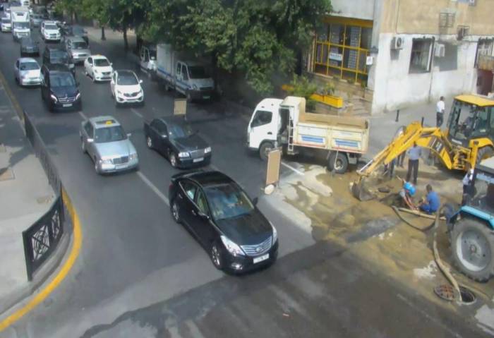 Ограничено движение на перекрестке двух улиц в Баку
