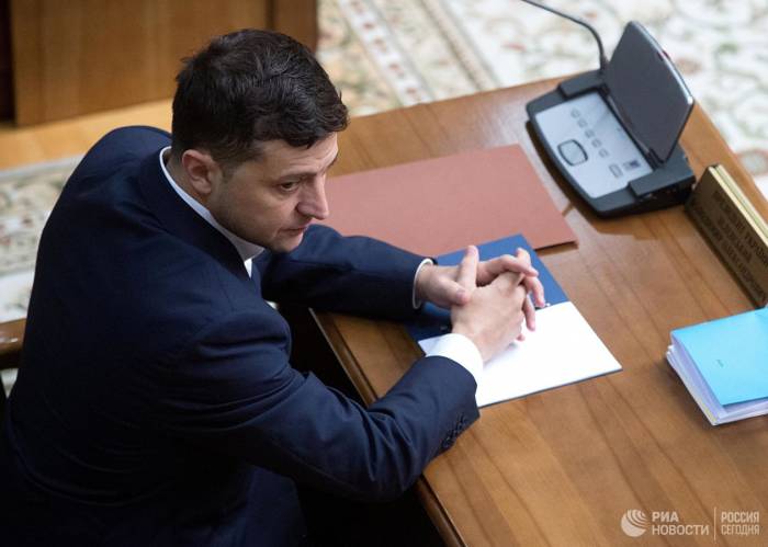 На Зеленского подали в суд из-за отмены указов Порошенко
