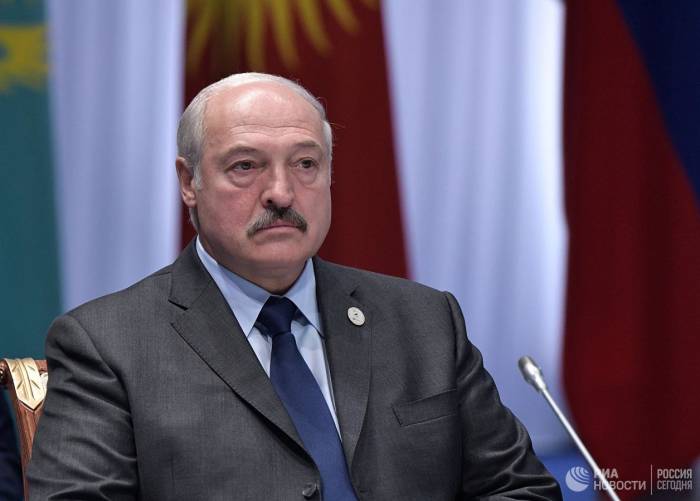Лукашенко призвал "не ползать на коленях" перед Россией
