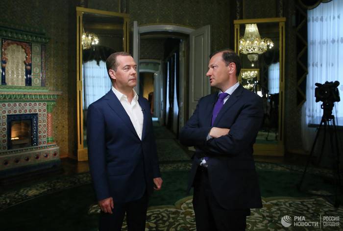 Медведев: Узбекистан пока присматривается к происходящим в ЕАЭС процессам
