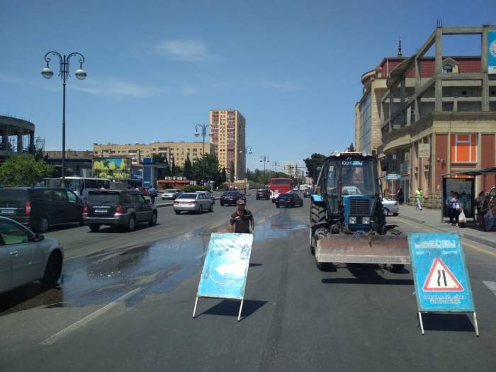 В Баку прорвало трубу водоснабжения 
