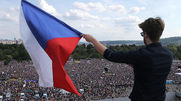 В Праге около 250 тысяч протестующих потребовали отставки премьера