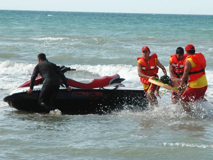 В Баку утонул в море один человек, еще один спасен - МЧС
