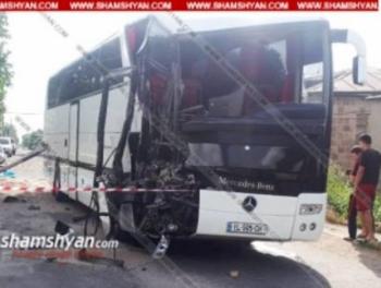 В Армении автобус с туристами врезался в грузовик