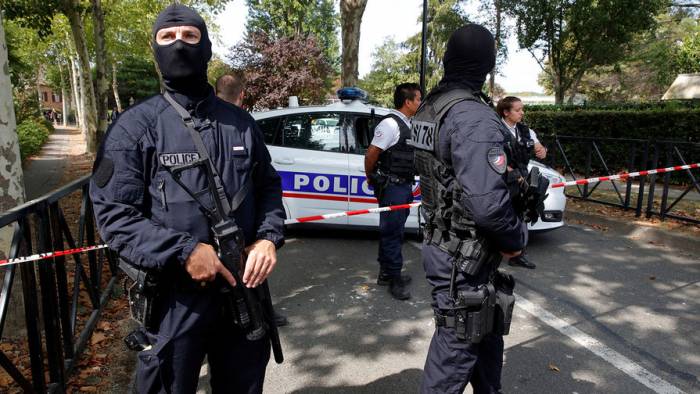 Мужчина открыл стрельбу у мечети во Франции