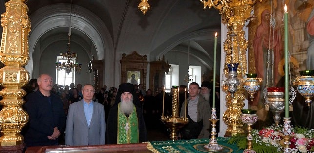 Путин посетил в Беларуси монастырь