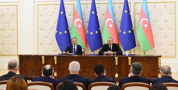 Президент Ильхам Алиев и Дональд Туск выступили с заявлениями для печати
