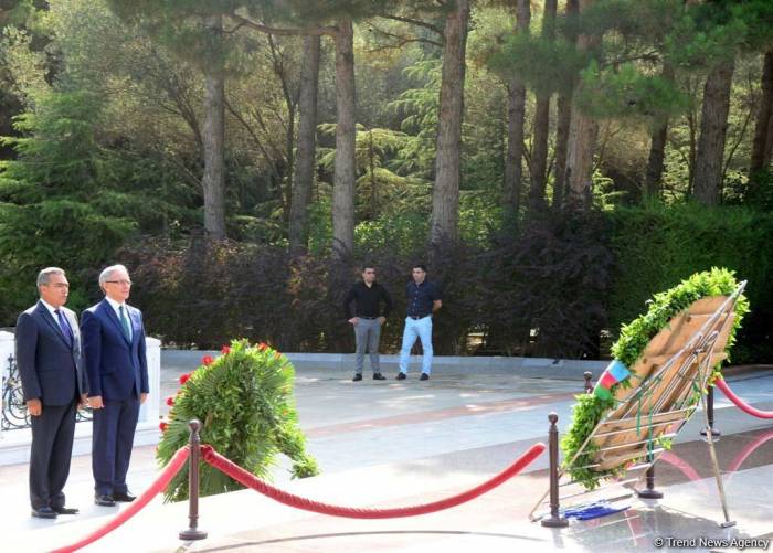 Представители азербайджанской прессы почтили память великого лидера Гейдара Алиева