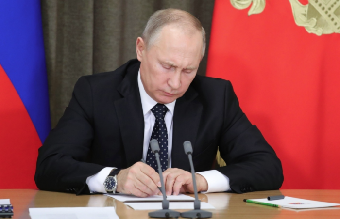 Путин освободил от занимаемых должностей четверых генералов
