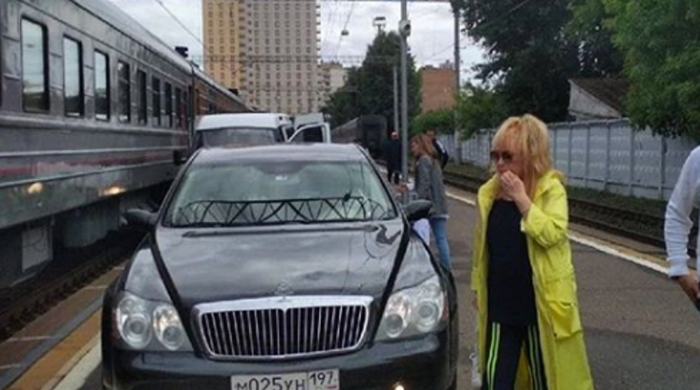 Пугачеву вызовут на допрос после выходки на вокзале, пишут СМИ