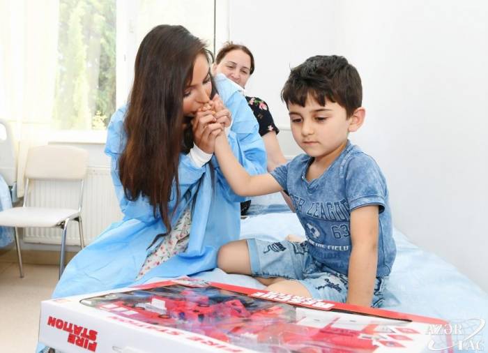 Лейла Алиева встретилась с детьми, получающими лечение в ряде медицинских учреждений Баку - ФОТО