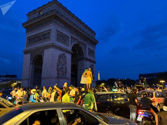 Выходцы из Алжира устроили беспорядки в центре Парижа
