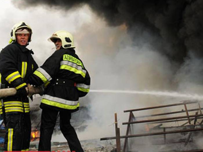 Во время пожара в Сабирабаде сгорело пять магазинов 