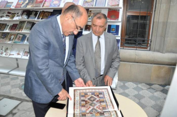 В рамках сессии ЮНЕСКО в Баку открылась книжная выставка
