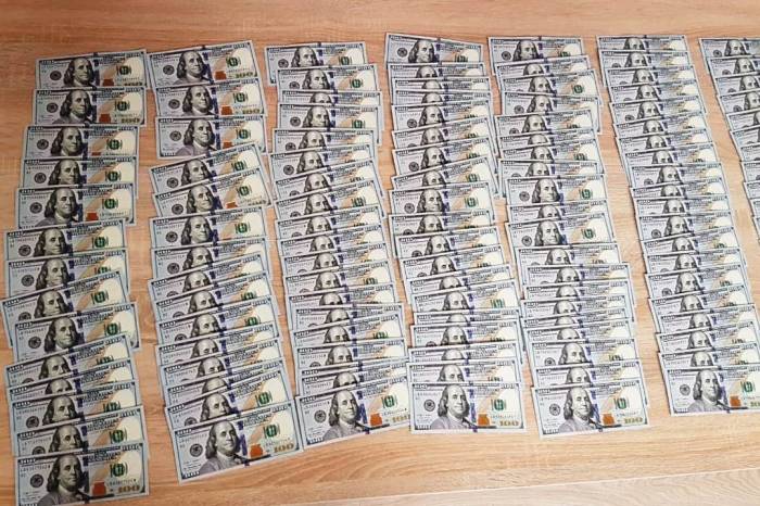 Мужчина пытался вывезти из Красноярска в Баку более 2 млн рублей контрабандой