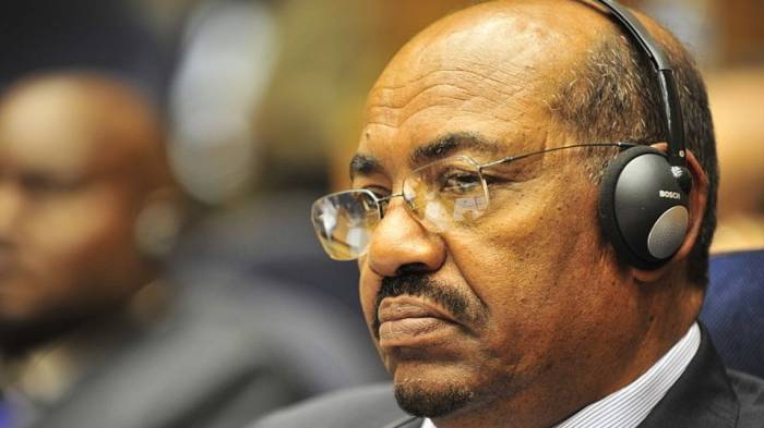 Экс-президента Судана отпустили из тюрьмы на похороны матери