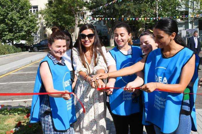 Вице-президент Фонда Гейдара Алиева Лейла Алиева приняла участие в открытии двора в рамках проекта «Наш двор» - ФОТО
