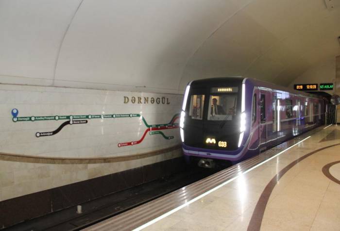 Станция метро "Сахиль" осталась без света
