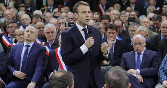 «В отставку!»: Макрона освистали на параде в Париже
