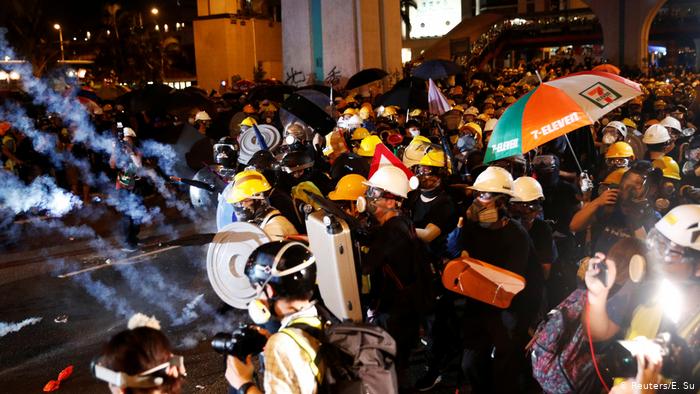 Полиция применила в Гонконге слезоточивый газ против демонстрантов
