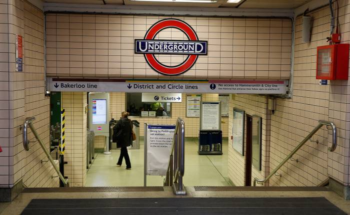 В лондонском метро распылили слезоточивый газ