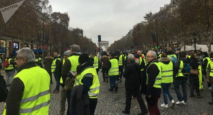 "Желтые жилеты" провели акцию протеста на Северном вокзале Парижа
