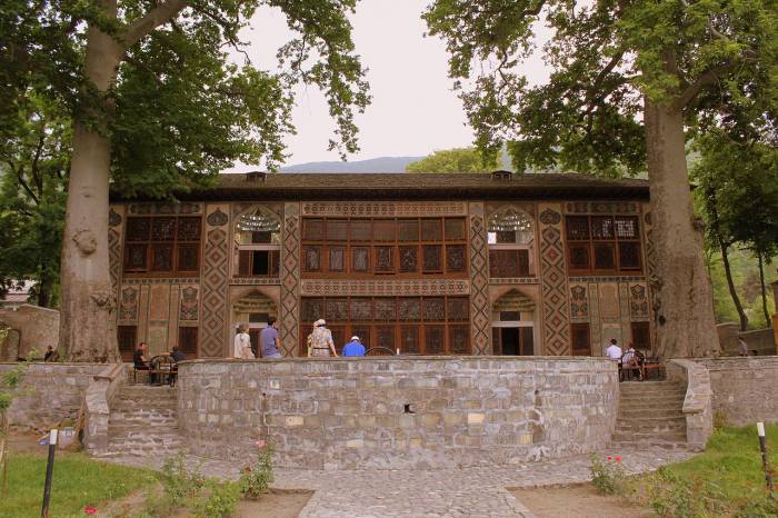 Госагентство по туризму распространило заявление в связи с падением ветви дерева на территории Дворца шекинских ханов
