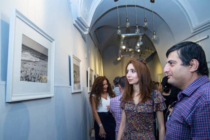 В Баку прошла выставка "Песчаные волны"