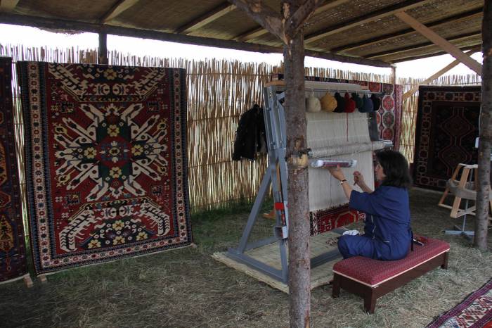 Азербайджанские ковры вызвали большой интерес на национальном фестивале в Гедабее 
