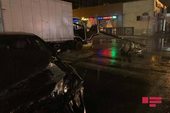 Цепная авария в Баку, топливо разлилось на дорогу