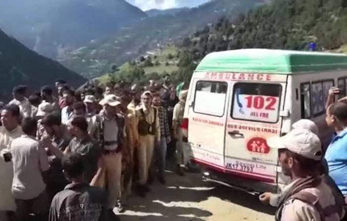 В Индии 24 человека погибли при падении автобуса в ущелье