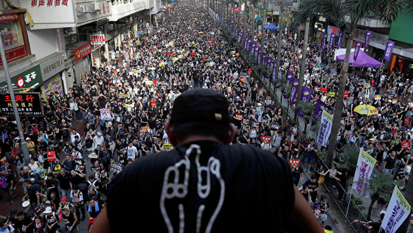 Тысячи журналистов в Гонконге вышли на марш за свободу прессы