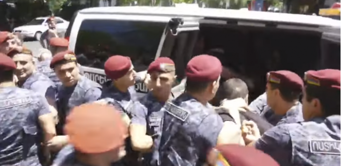 Между тем в Ереване произошла потасовка между сторонниками Роберта Кочаряна и полицейскими - ВИДЕО